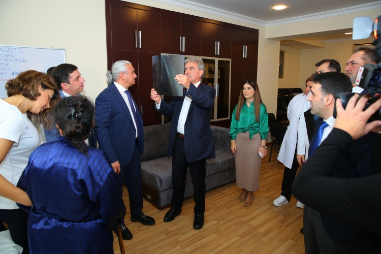 İtaliyalı mütəxəssis tərəfindən ödənişsiz olaraq ağır endoprotez əməliyyatları icra edilib - FOTOLAR