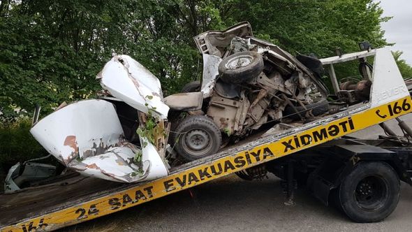Ağdaşda qəzada maşın iki hissəyə bölündü, ölən var - FOTO
