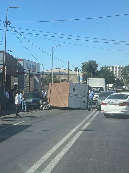 Bakıda yük maşını aşdı - FOTOLAR