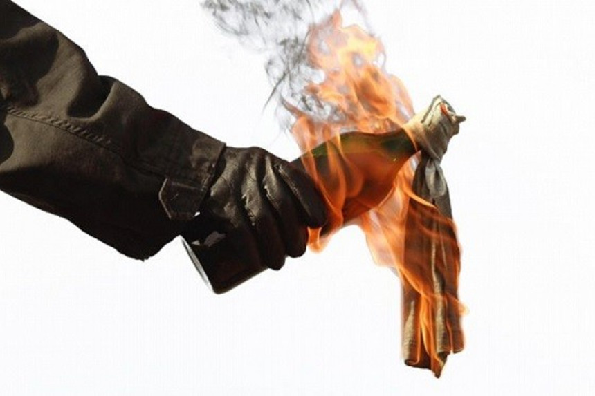 Yunanıstanda "Molotov kokteyli"ndən istifadə edənləri 10 il həbs gözləyir