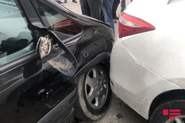 YPX avtomobili qəzaya düşüb, polis əməkdaşı xəsarət alıb – FOTO