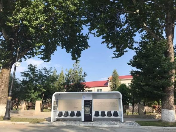 Azərbaycanda ilk dəfə pulsuz Wi-Fi və mini-barı olan dayanacaq quraşdırılıb - FOTO