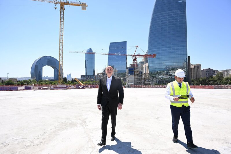 İlham Əliyev Bakıda Zəfər parkında aparılan tikinti işləri ilə tanış olub - FOTOLAR