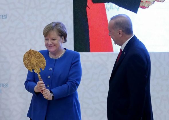 Merkelin Türkiyədə verilən hədiyyəyə maraqlı reaksiyası - FOTO