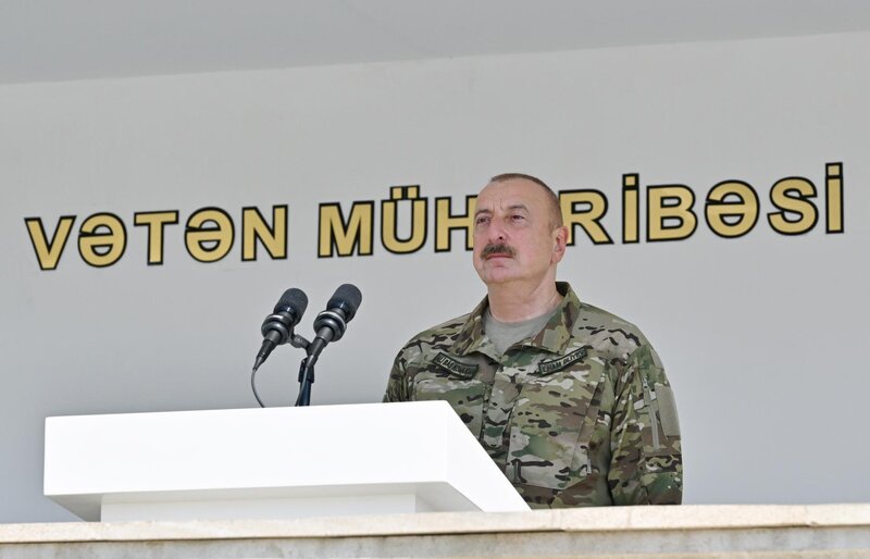 İlham Əliyev MN-in komando hərbi hissələrinin birində yaradılan şəraitlə tanış oldu - FOTOLAR