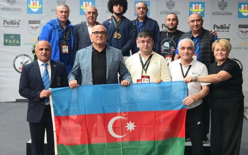 Ağırlıqqaldıranımız Avropa birinciliyinin QALİBİ oldu