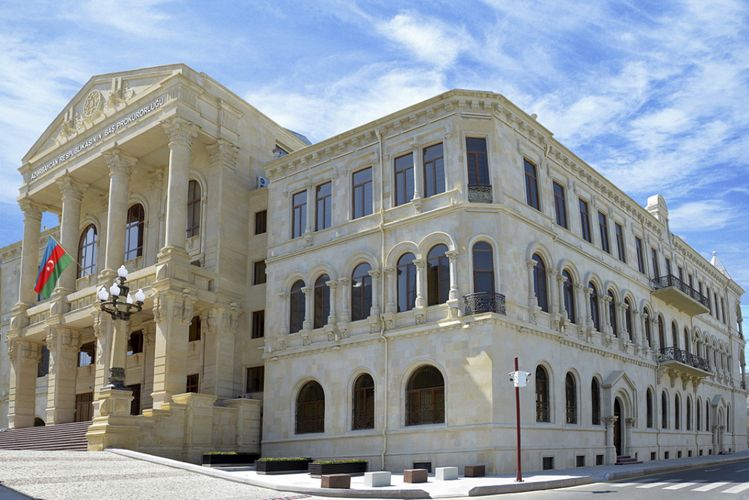 Bakıda kişi özünü məftillə ağaca bağlayıb yandırdı - RƏSMİ AÇIQLAMA