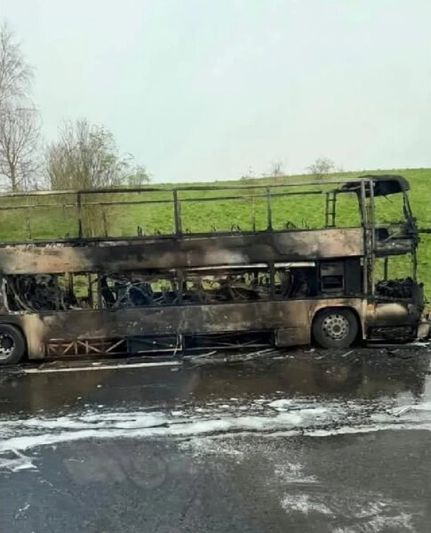Azarkeşləri daşıyan avtobus yolda yanıb kül oldu - FOTOLAR