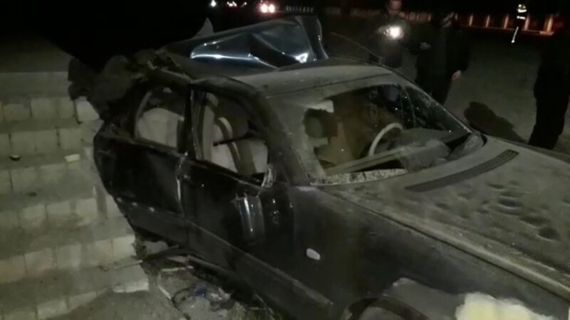 Kürdəmirdə "Mercedes" yol kənarındakı tikiliyə çırpıldı: Xəsarət alan var - VİDEO