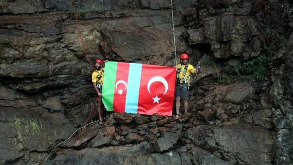 Türkiyəli alpinistlərin UNESCO-nun siyahısında olan şəlalədən Azərbaycana dəstəyi - FOTO/VİDEO