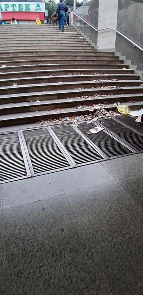 Metronun "Xalqlar Dostluğu" stansiyasının girişində məişət tullantıları qalaqlanıb - FOTO