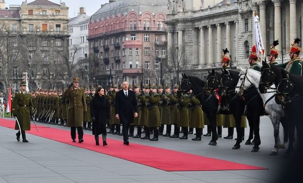 İlham Əliyevin Budapeştdə rəsmi qarşılanma mərasimi oldu - FOTOLAR