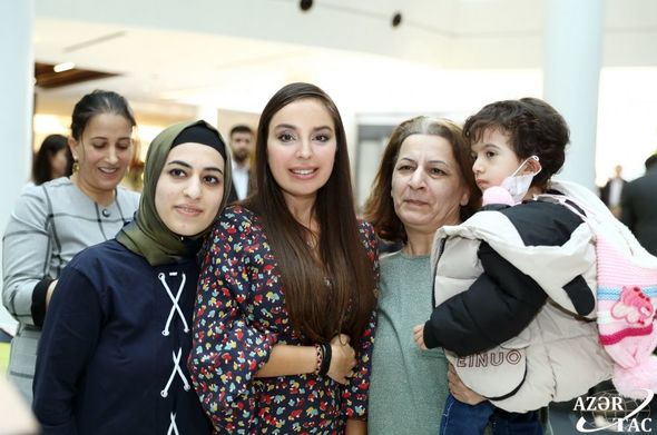 Leyla Əliyeva ixtioz, kəpənək və immundefisit xəstəliyindən əziyyət çəkən uşaqlarla görüşüb - FOTO