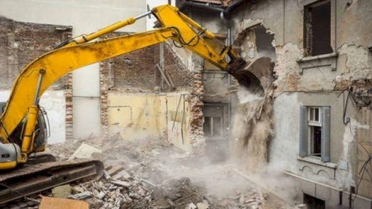Bakıda söküntü zamanı insident - Şirkətin ekskavatoru yandırıldı, həbs edilən var