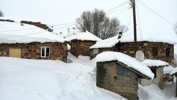 Türkiyədə kənd qarın atında qaldı: Evlərdən çıxmaq üçün tunel qazırlar - FOTO