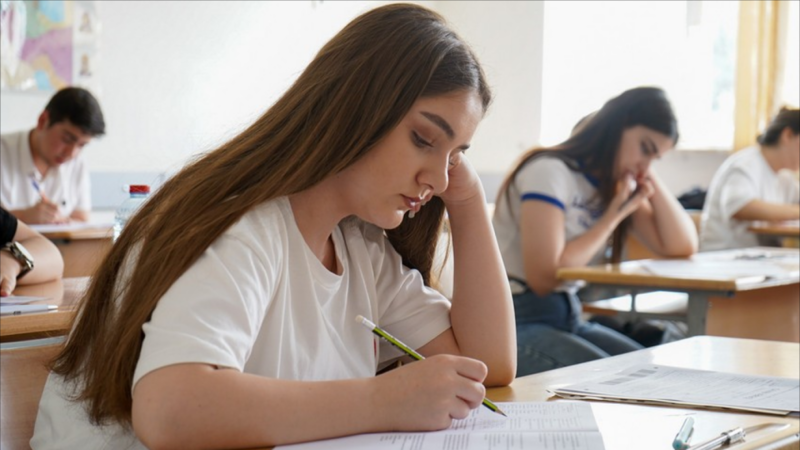Bu gün 55 mindən çox şagird buraxılış imtahanı verib