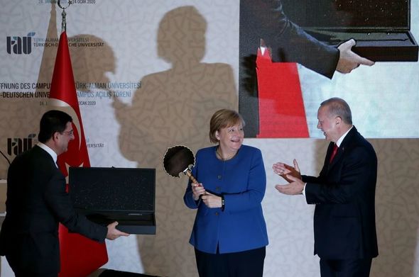 Merkelin Türkiyədə verilən hədiyyəyə maraqlı reaksiyası - FOTO