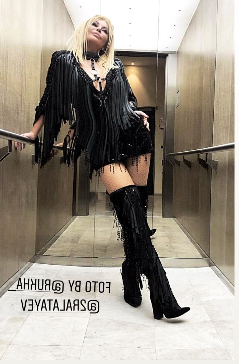 Xalq artisti yenə geyimi ilə adından söz etdirdi - 7700 AZN - FOTO