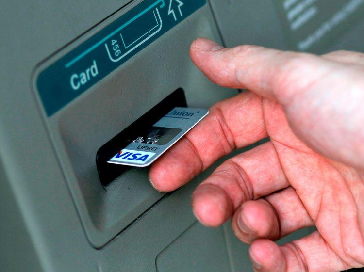 Bank kartında pul saxlamaq təhlükəlidirmi? - Ekspert riskləri açıqladı