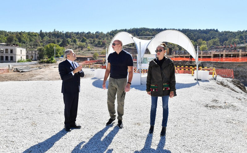 Prezident və xanımı Şuşada yeni yaşayış kompleksində tikinti işlərinin gedişi ilə tanış olublar