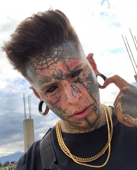 Tatu aludəçisi olan gənc ata özünü "İblis"ə çevirdi - FOTO