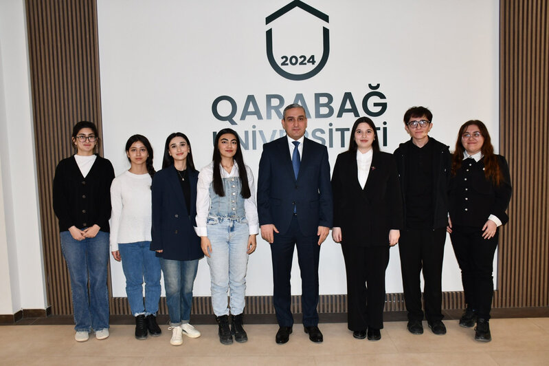 Qarabağ Universitetinin beynəlxalq müsabiqələrdə iştirak edəcək komandaları ilə görüş keçirilib - FOTOLAR