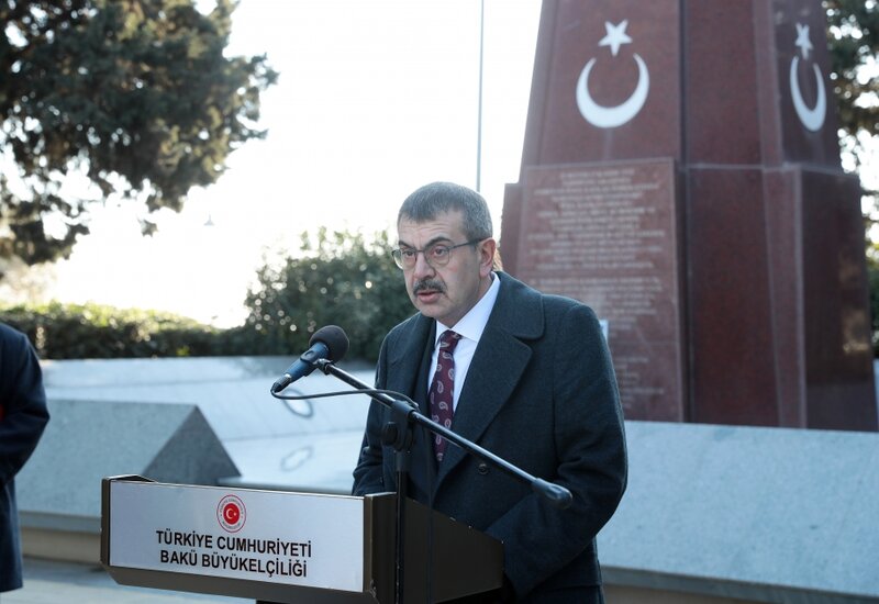 Türkiyəli nazir Şəhidlər xiyabanında - FOTOLAR