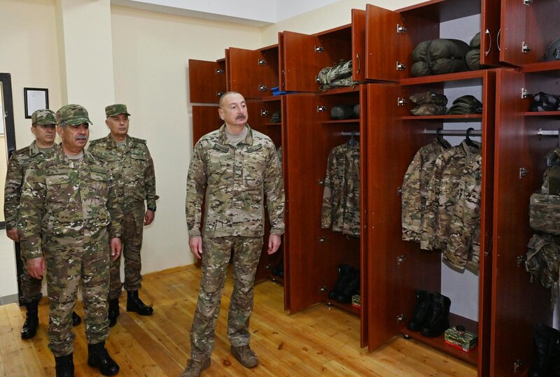 İlham Əliyev MN-in komando hərbi hissələrinin birində yaradılan şəraitlə tanış oldu - FOTOLAR