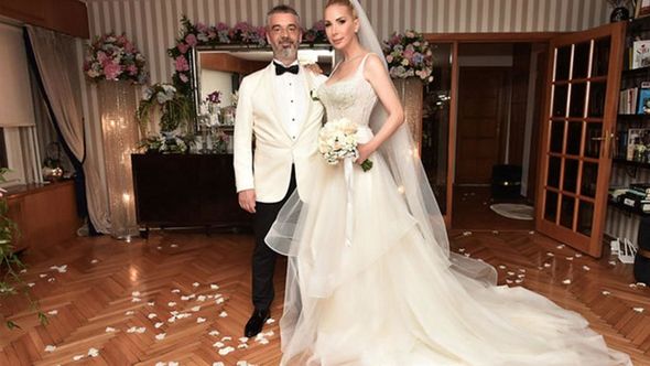Türkiyəli məşhur müğənni evləndi - FOTO