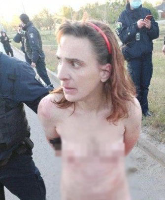 Dəhşətli hadisə: Əlində qızının kəsilmiş başı ilə çılpaq halda tutuldu – FOTO/VİDEO