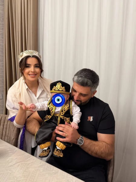 Məşhur xanəndə yeni doğulan oğlu ilə bayram süfrəsində - FOTO