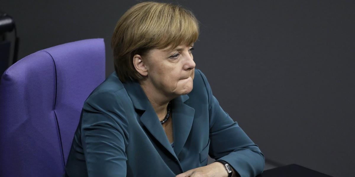 Kuryoz hadisə: Telefonu Merkelin üzünə bağladı