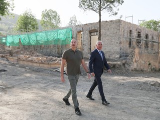 İlham Əliyev Laçın şəhərində Heydər Əliyev, Zəfər və 28 May küçələrinin kəsişməsində lövhələrin açılışını edib