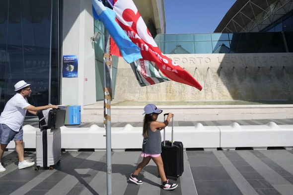 İtaliyada minə yaxın reys təxirə salındı, yüz minlərlə sərnişin aeroportlarda qaldı - FOTO