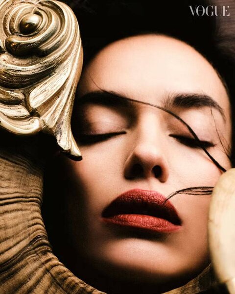 İrina Şeyk 'Vogue'nin üz qabığında - FOTOLAR