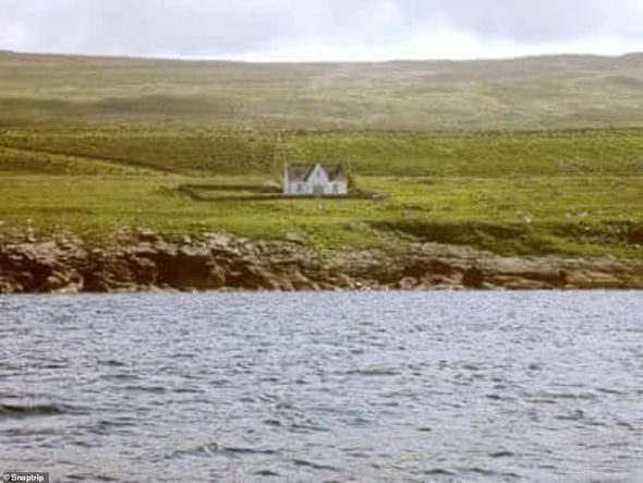 Ərazisinə icazəsiz girən baş naziri qovdu – FOTO