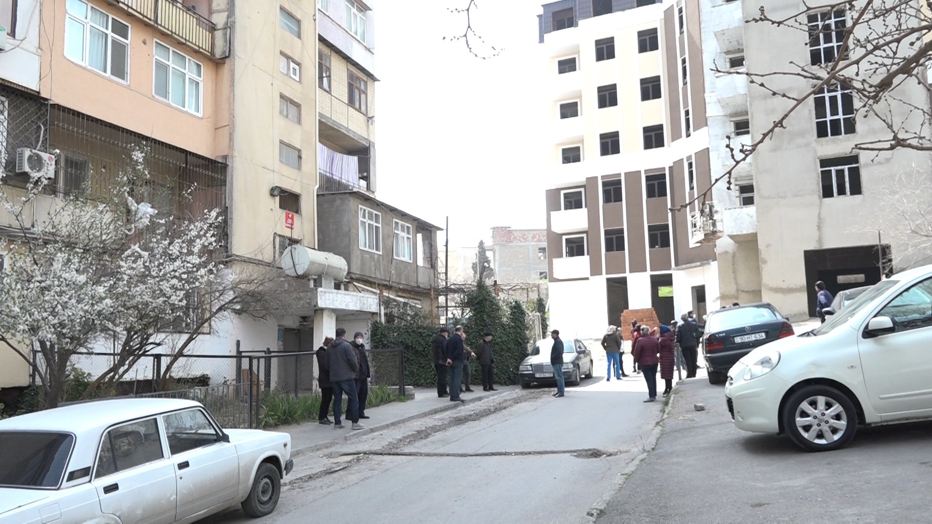 Bakıda binanın həyətində yeni tikili ucaldılıb - VİDEO