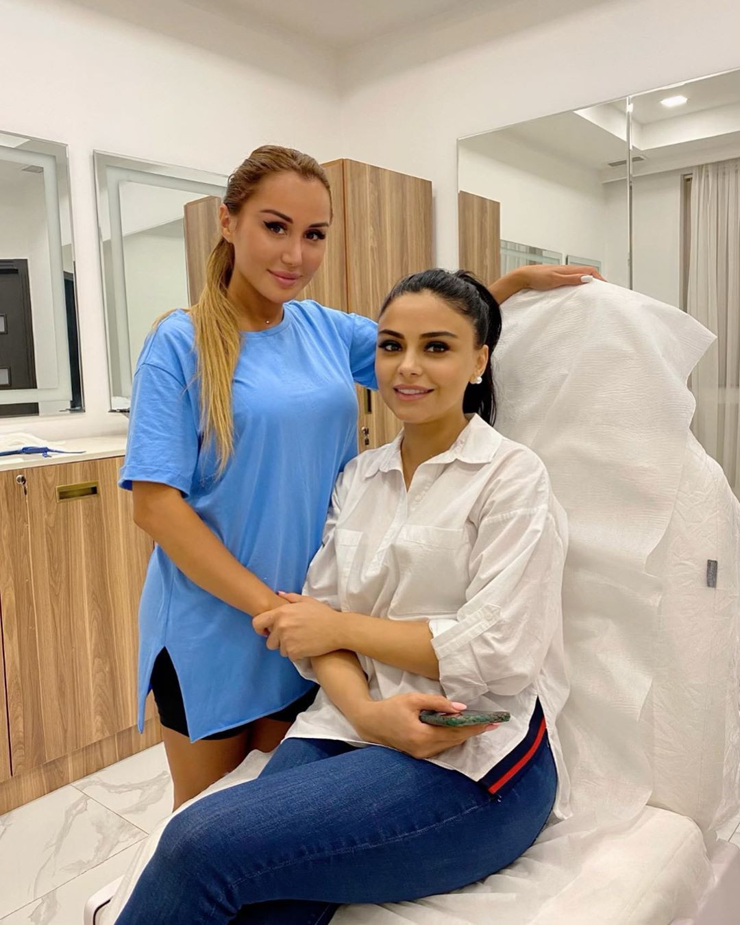 Vüsalə üzünə nə etdirib?