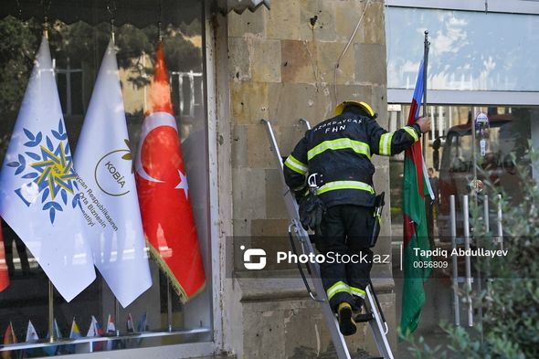 Azərbaycan və Türkiyə bayraqlarını yanğından mühafizə edən FHN əməkdaşları - FOTO