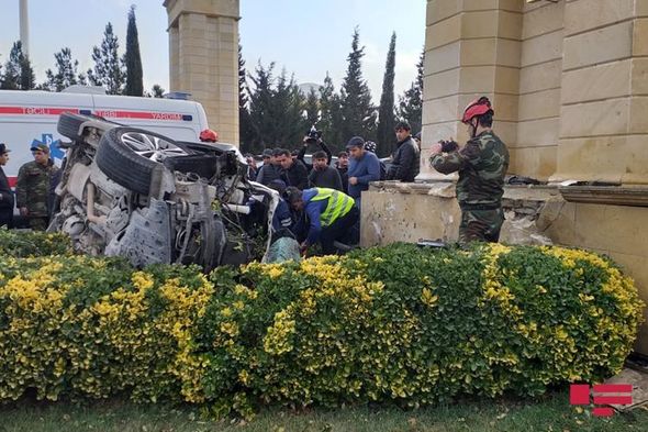 Azərbaycanda dəhşətli qəza: Maşın beton lövhəyə çırpıldı, yasa gedənlər öldü - FOTO