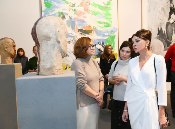 Birinci vitse-prezident 8-ci Moskva Beynəlxalq Müasir İncəsənət Bienallesi ilə tanış olub - FOTO
