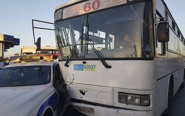 Bakıda marşrut avtobusu DYP avtomobilinə çırpıldı - FOTO