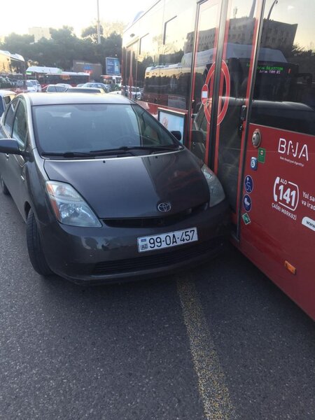 Bakıda yol qəzası tıxac yaradıb - FOTO