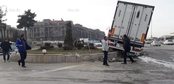Qubada dairəni dönə bilməyən TIR qəza törətdi: Yaralı var - FOTO 