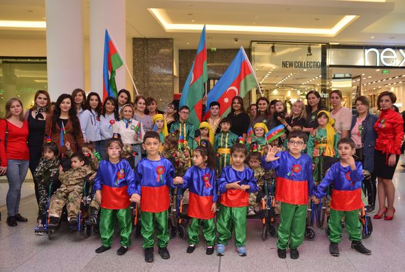 Daun sindromlu və serebral iflicli uşaqlardan Bayraq Günü fləşmobu - FOTO/VİDEO