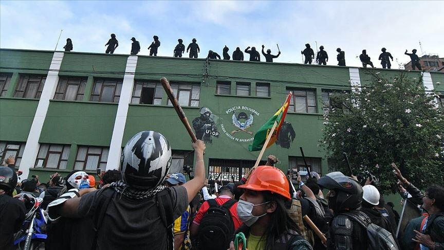 Prezidentə qarşı etiraz aksiyalarında NADİR HADİSƏ: polislər xalqın tərəfinə keçdi