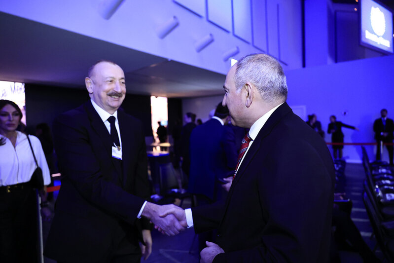 İlham Əliyev Davosda Paşinyanla ayaqüstü söhbət etdi