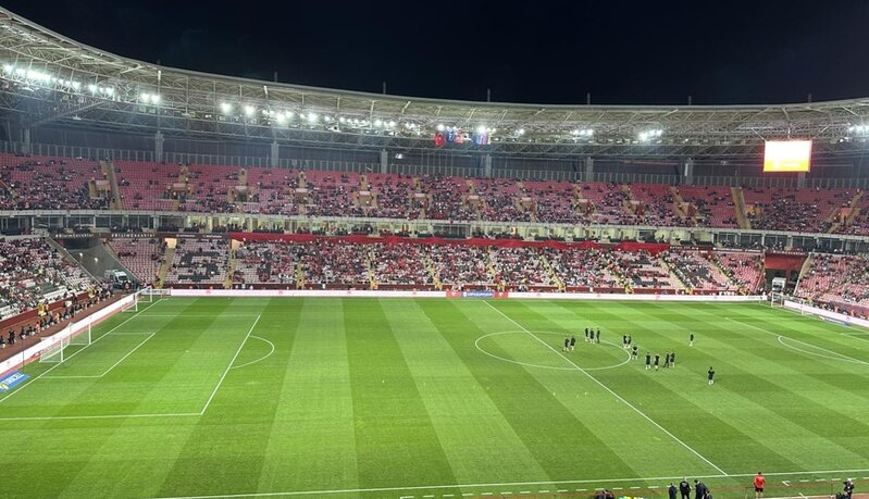 Türkiyəli qızcığaz erməni futbolçunun əlini havada qoydu - FOTO