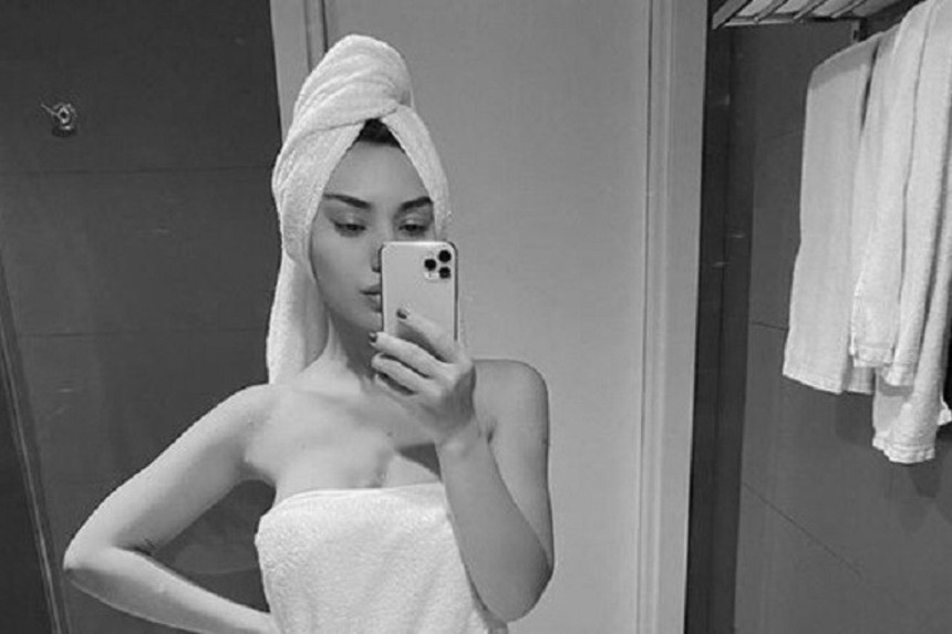 Azərbaycanlı aparıcıdan hamam xalatında poza - FOTO