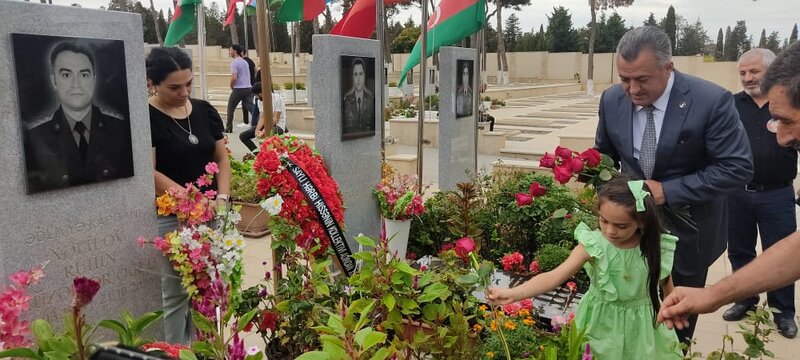 Abdin Fərzəliyev şəhidlərin məzarını ziyarət etdi
